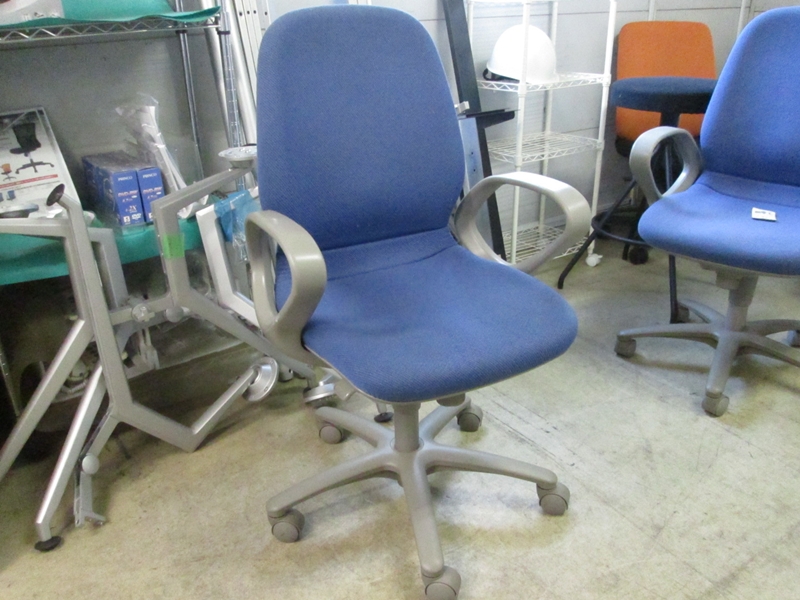 事務用チェア　肘付　オカムラ